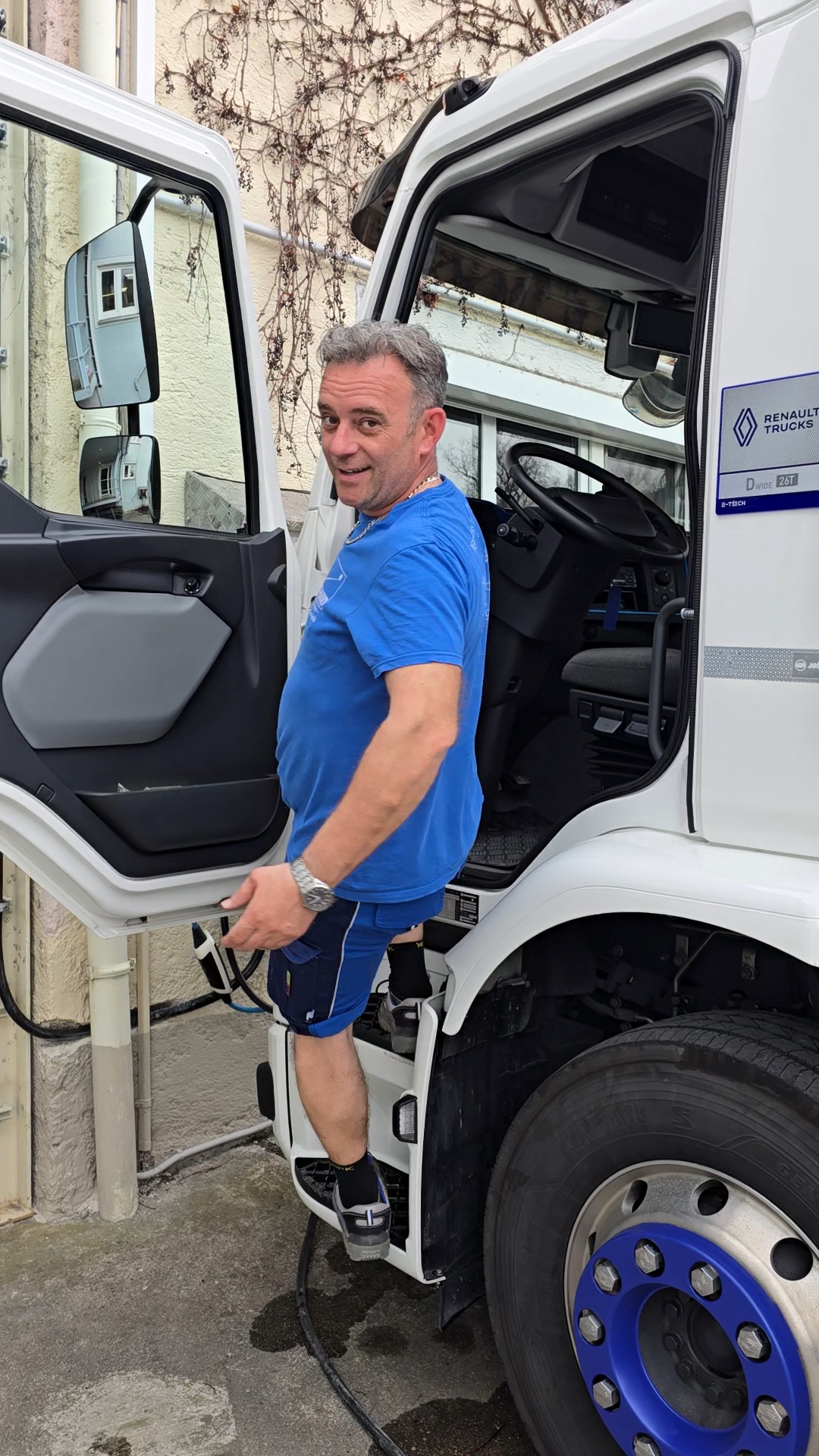 Fahrer in neuem Elektro-LKW - Stellenanzeige
